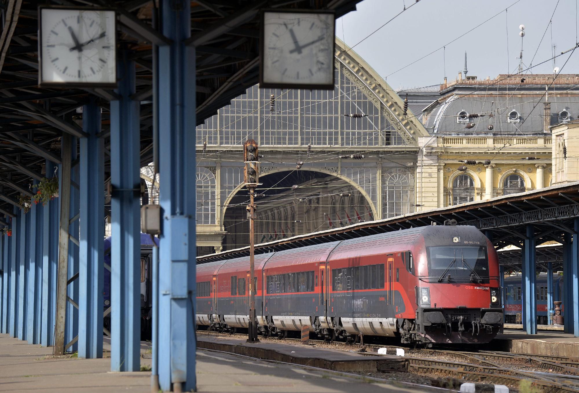 Illegális bevándorlás - Visszaáll a vonatközlekedés Ausztr
