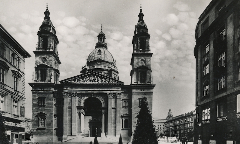 Szent István tér, Szent István-bazilika a Sas utca irányából nézve. 1938.