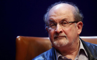 Megkéselték a színpadon Salman Rushdie-t