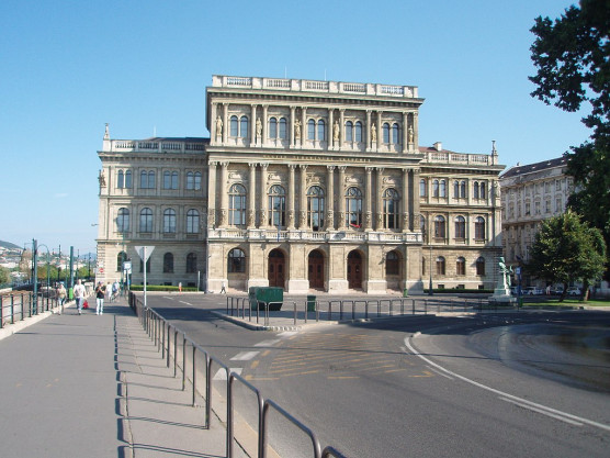 Akadémia: hétfőtől a kormány irányít