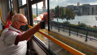 Ezrek alkotnak élőláncot Budapesten az SZFE mellett kiállva