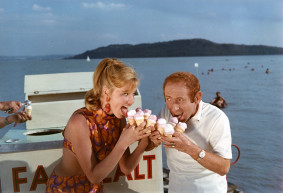 Nem szeretnék a bőrünkben lenni, noha a veréb is madár – Arató András írása