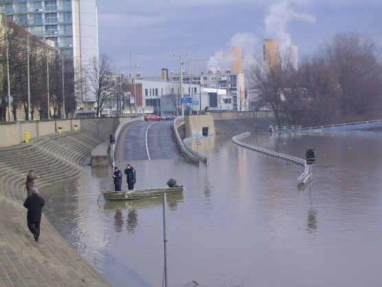 Szegeden a Tisza áradása miatt lezárták a rakpartot