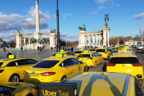 Tüntetnek a taxisok