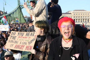 A SzuHihoz mentek volna a tüntetők, de egyik hídon sem engedték őket Budára