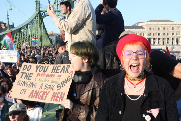 A SzuHihoz mentek volna a tüntetők, de egyik hídon sem engedték őket Budára