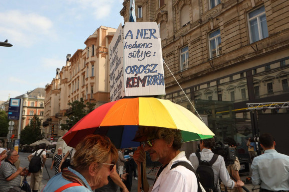 A keménymag nem hagyja abba – ismét tüntettek Hadházyék