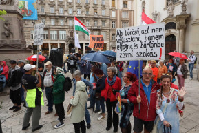 Az Agrárminisztériumhoz vonultak Hadházyék