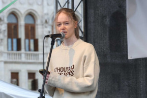 Pankotai Lili benéz a medve barlangjába