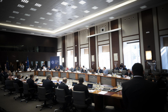 Bizalmi repedések Brüsszelben, kampányharc Budapesten