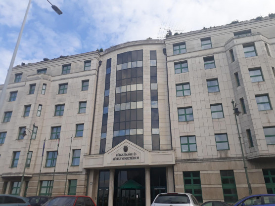 Sajtótájékoztató sajtó nélkül?