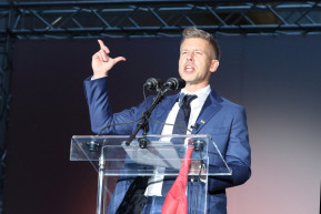 A NER végére készülve ünnepelt Magyar Péter Koltai Róberttel, Jordán Tamással, Rost Andreával, Nagy Ervinnel és több tízezer szimpatizánssal