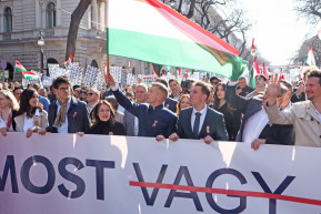 Magyar Péter: Húszcentis késsel támadtak Radnai Márkra a kesztölci fórumon