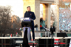 Magyar Péter: Nem engedhetjük, hogy az Orbán-kormány háborúba vigye az országot