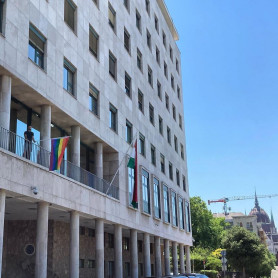 Szivárványzászló került a Képviselői Irodaházra