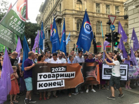„ÁVH! ÁVH!” A megfigyelési botrány ellen tüntettek a Fidesz-székháznál
