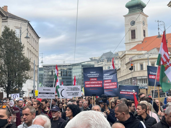 Der Standard: Orbán elmenekült a tömegtüntetés elől