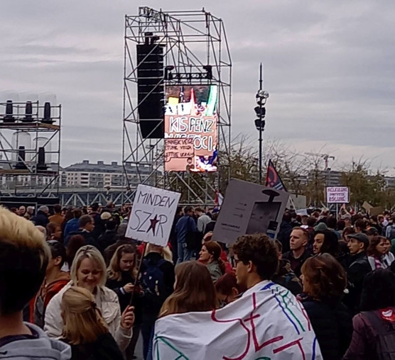 Több tízezren lehetnek a tanár-diák tüntetésen