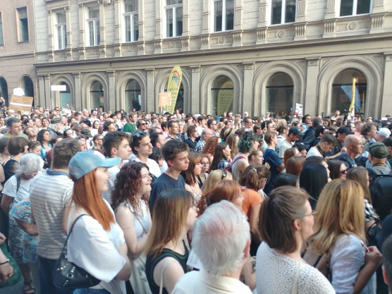 Diákok: Takarodjon el a Fidesz, takarítsuk el Orbán Viktort, de ordítva!