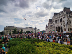 Pilz a tüntetésen: Orbán évek óta azon gondolkodik, hogyan tudja megszívatni a tanárokat