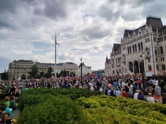 Pilz a tüntetésen: Orbán évek óta azon gondolkodik, hogyan tudja megszívatni a tanárokat