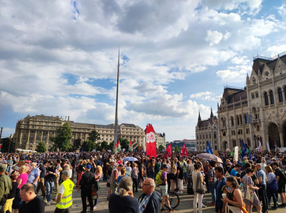 Kedden egész nap tüntetnek a státusztörvény ellen a Kossuth téren