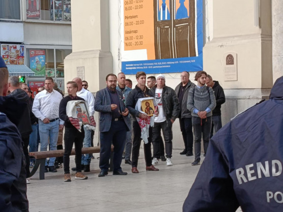 Az utcán imádkozó ellentüntetők várták Hadházyékat