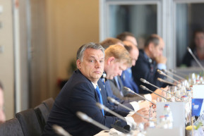 Orbán arról ír, egyik minisztere váltja majd Matolcsyt a jegybank élén