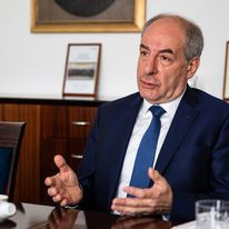 Kegyetlen szóviccel kívánt sok sikert Sulyok Tamás Trumpnak