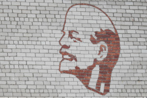 Hölgyeim, Leninnek köszönjék!