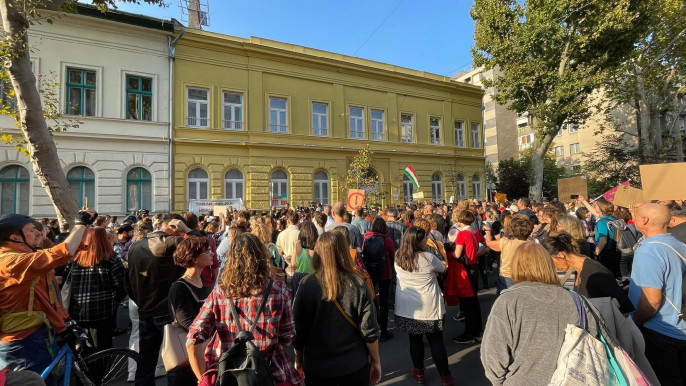 Ezren tüntettek a Belső-Pesti Tankerületi Központ előtt csütörtök délután