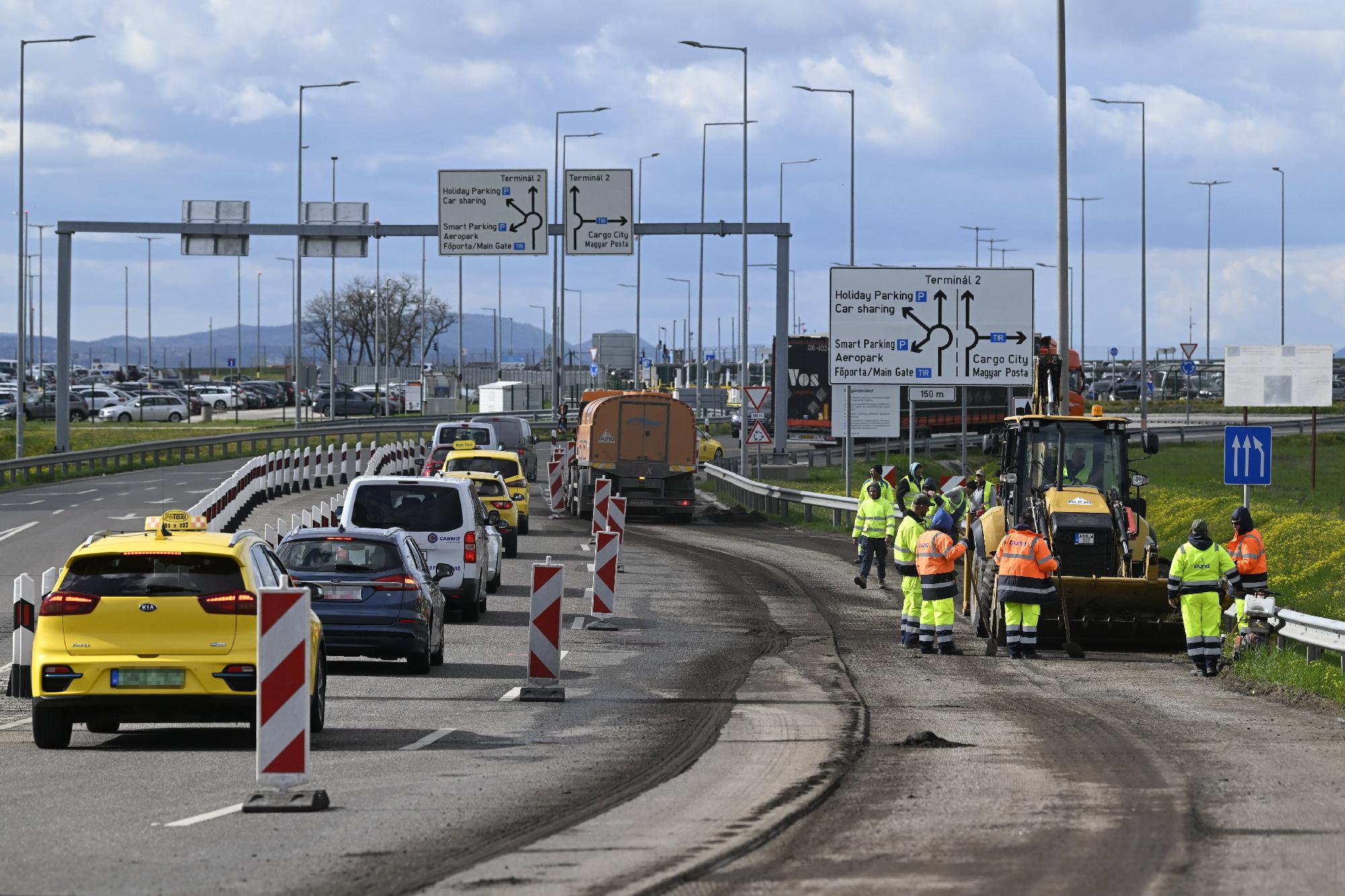 Burkolatfelújítás a ferihegyi repülőtér felé vezető úto