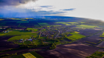 Megműtötték és túl van az életveszélyen az a hatodikos kislány, akit reggel osztálytársa szúrt szívtájékon az iskolában Bőnyben