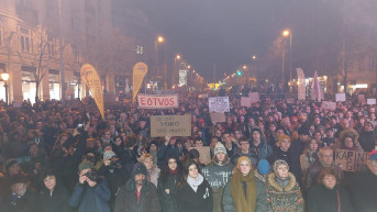 Több ezren tüntettek a kirúgott tanárokért a Klebelsberg Központ előtt