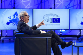 Juncker üzent