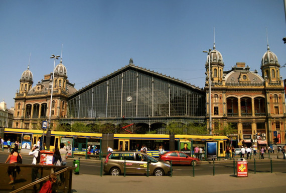 Paprikaspray-vel lövöldözött egy férfi a Nyugati téren