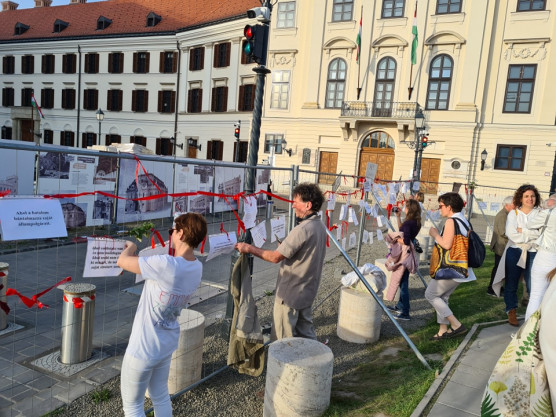 Fehér ruhás nők tüntettek a rendőri erőszak ellen a Várban