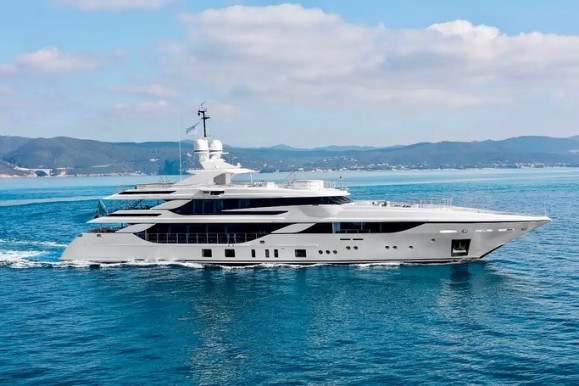 Kétmillió euróval lejjebb vitték az árát, már gyenge 25 millió euróért vihető a NER régebbi luxusjachtja