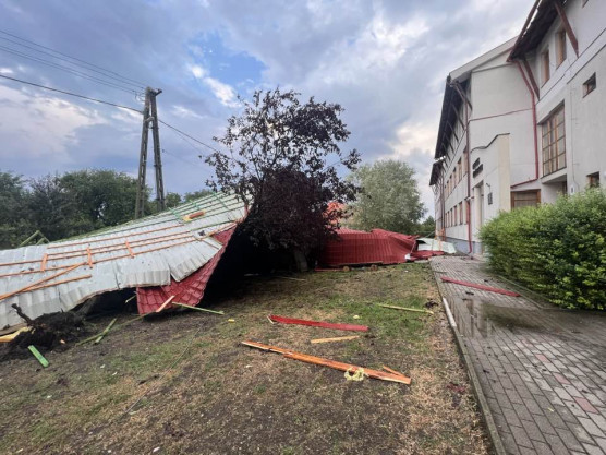 Letépte a vihar az általános iskola tetejét Poroszlón