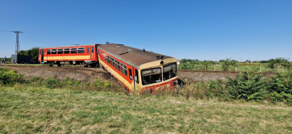 Kisteherautóval ütközött, majd kisiklott a mezőhegyesi személyvonat 