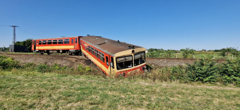 Kisteherautóval ütközött, majd kisiklott a mezőhegyesi személyvonat 