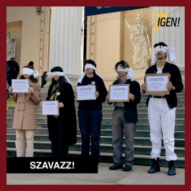 Bekötött szemmel tiltakoztak az Egységes Diákfront aktivistái vasárnap a Magyar Nemzeti Múzeum lépcsőjén