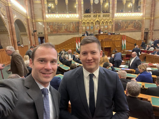 Letette országgyűlési képviselői esküjét Farkas Örs, aki Varga Judit helyére ül be a Parlamentbe