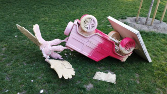 Ledöntötték a Mercedest elragadó turul szobrát