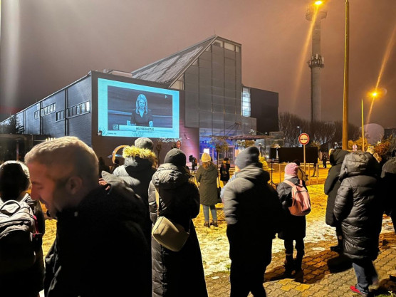 Hadházyék a közmédia épületére vetítették a 444 lejárató kampányokról szóló filmjét