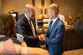 Kimegy, beül – Kárpáti Iván jegyzete