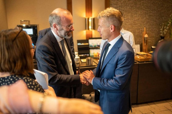 Orbán nyugdíjba megy, Magyar Péter lesz Magyarország új arca 