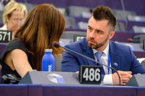 Nem az a kérdés, hogy lehet-e 50 fokban operálni, hanem, hogy túléli-e a beteg – üzente meg a Tisza Párt orvos EP-képviselője Kásler Miklósnak 