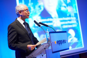 Orbán felfordulást csinált a Néppártban is