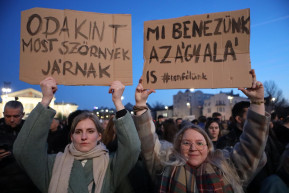 Odakinn most szörnyek járnak: Tüntetés a Hősök terén az áldozatokért és a gyerekekért